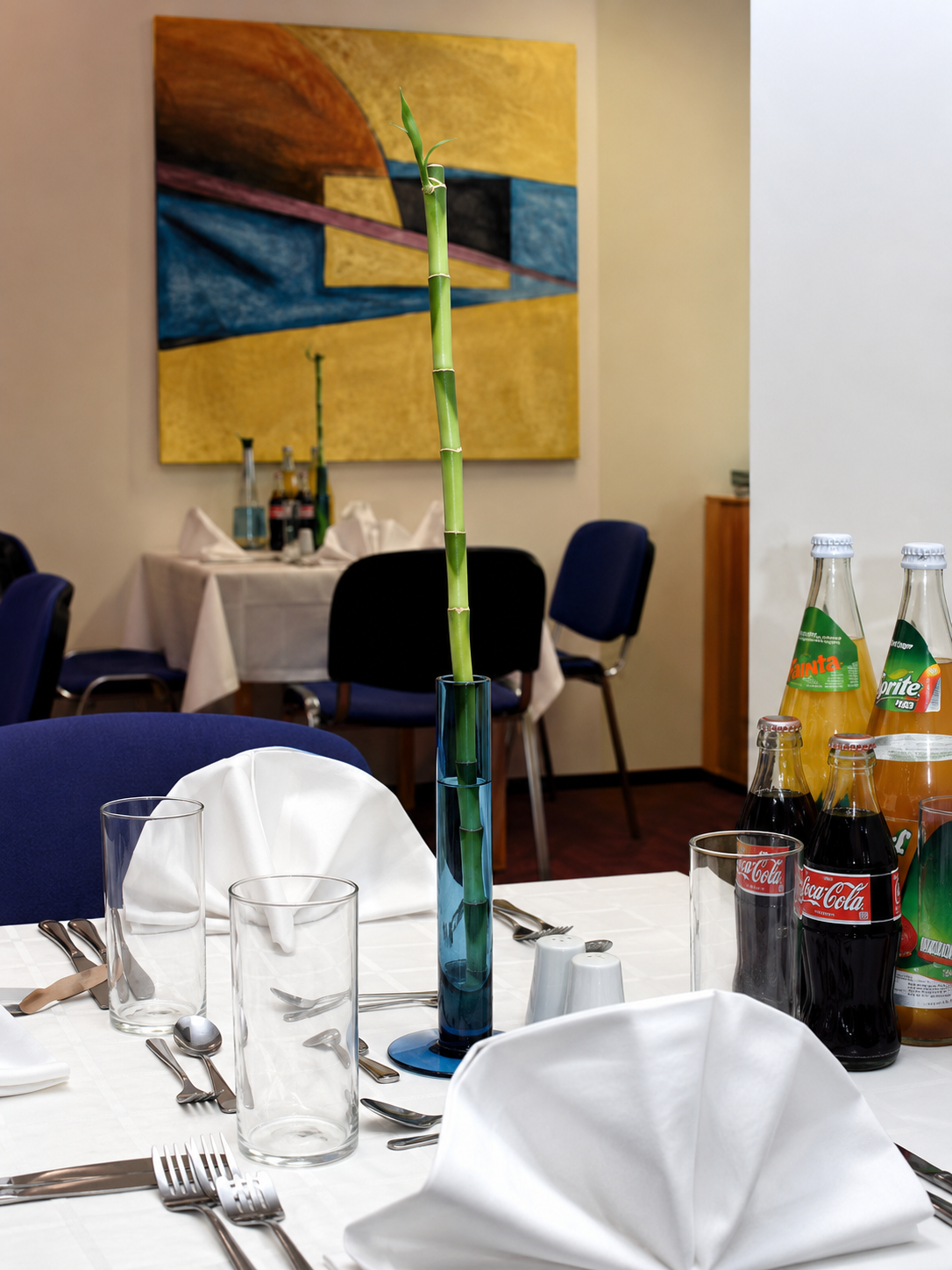 Gedeckter Tisch mit Getränken im Seminarbereich von Knowledge Department