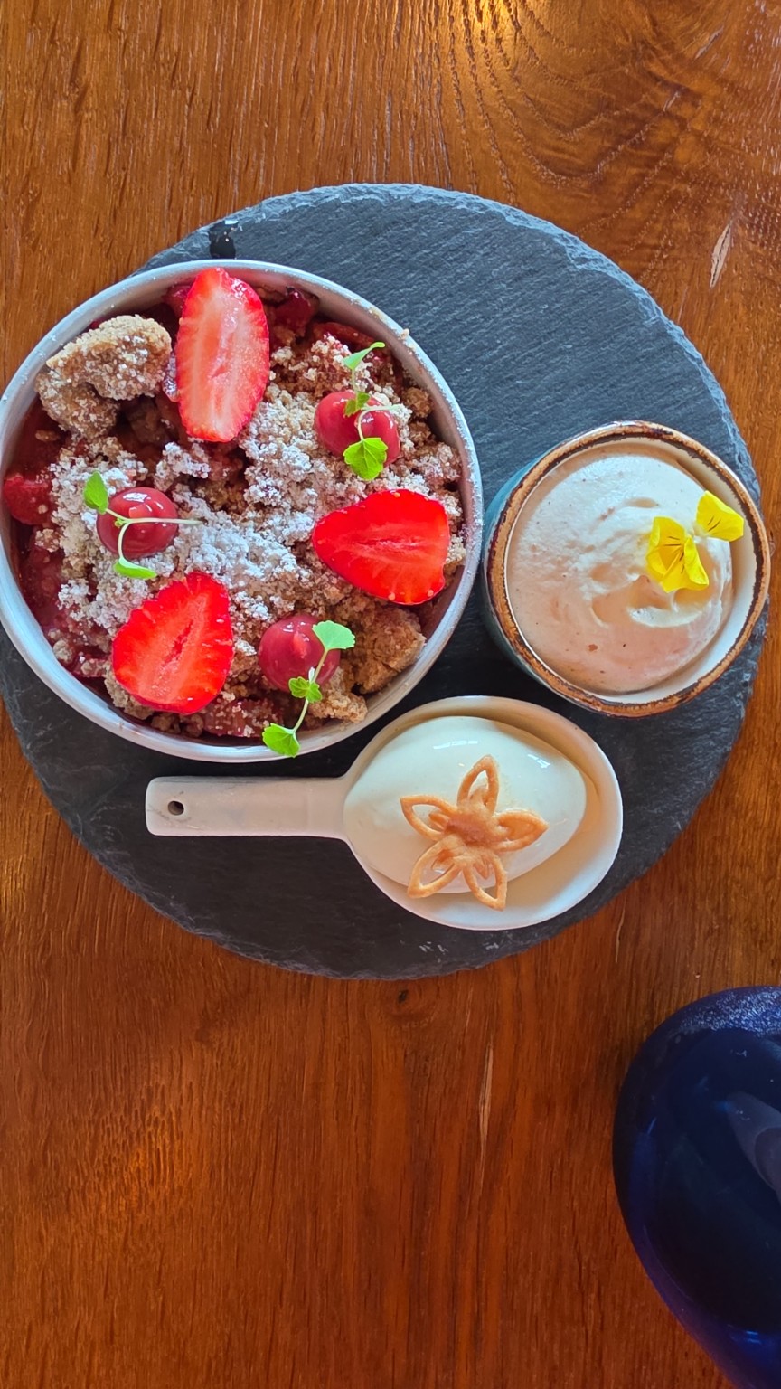 Dessert von Zweisinn Meiers mit Erdbeeren und Creme